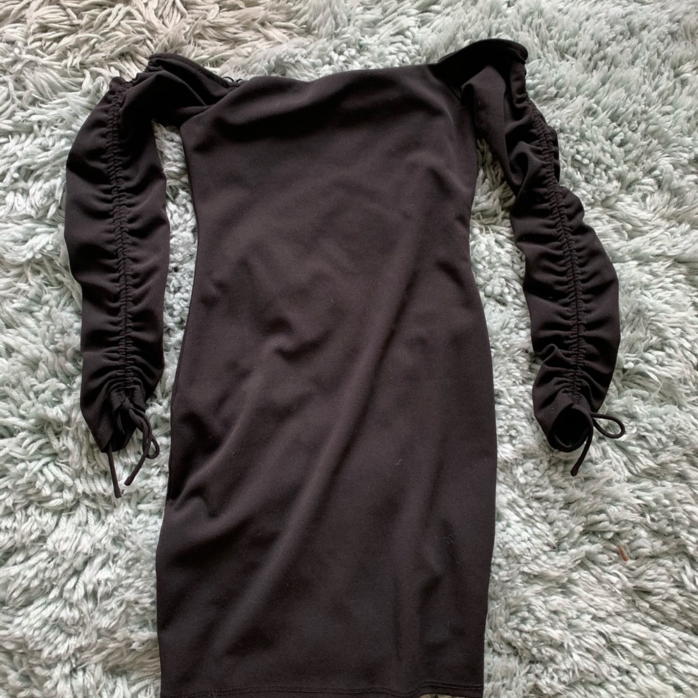 Guess bodycon black dress with cinched arms - Picture 2 of 6